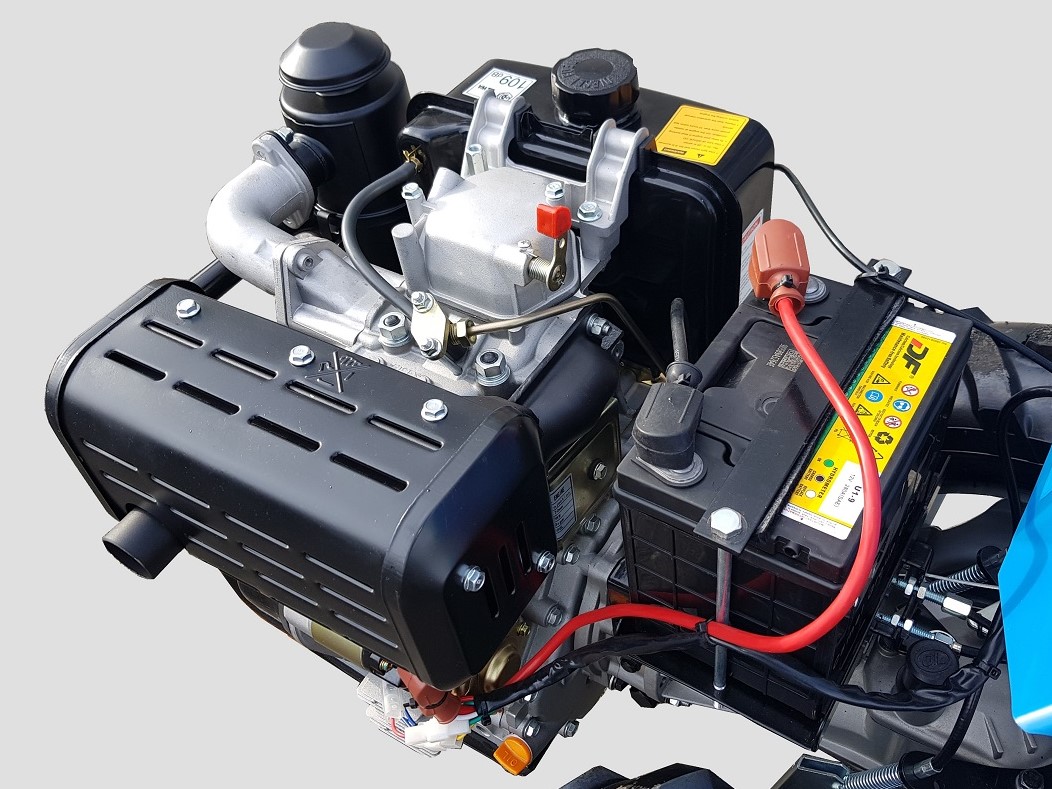 <div>Elektro-soustava typu Merlin MF380D a MF400D je rozšířena o <strong>akumulátor</strong>, <strong>starter</strong>. <strong>dobíjecí relé</strong> a <strong>spínací skříňku</strong>.</div>
<div>Startovat diesel motor lze i ručně, startovací šňůrou</div>
<div>Pro snadnější starty je diesel motor navíc opatřen <strong>dekompresním ventilem</strong>.</div>
