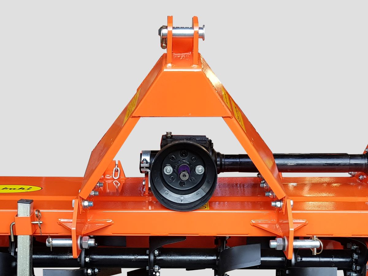<p>Traktorový rotavátor Dabaki HTL je konstruovaný jako nesený stroj, který se připojuje do <strong>zadního 3-bodového závěsu II. kategorie. </strong>(HTL 150 – I.kat.)</p>
<p>Pohon je kadranem (<strong>540 ot./min</strong>) z vývodové hřídele traktoru do <strong>úhlové převodovky</strong> stroje.</p>
