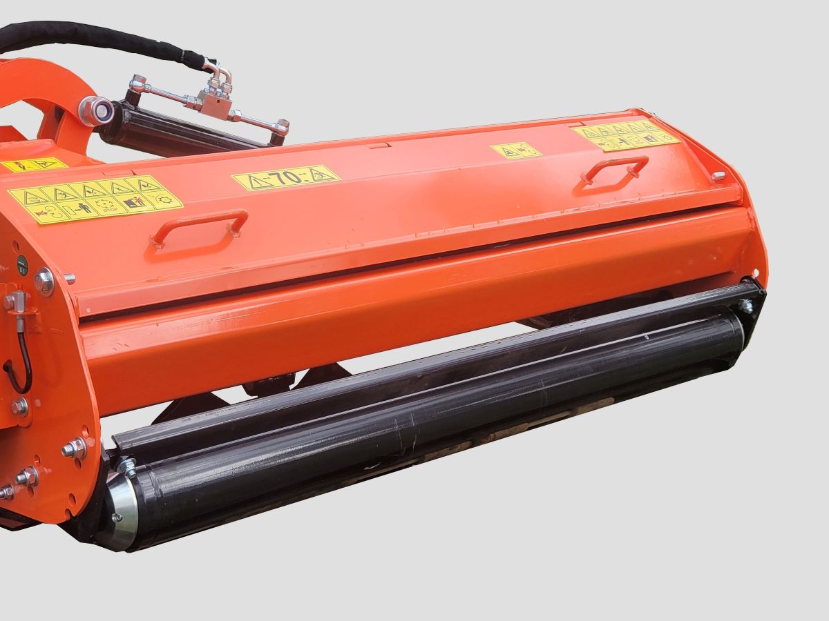 <p>Při prací je mulčovač volně vlečen za traktorem po bočních <strong>ližinách</strong>. Jejich nastavením lze upravit pracovní výšku.</p>
<p><strong>Zadní válec</strong> je bezpečnostním, konstrukčním prvkem, který ochrání tělo mulčovače při najetí ližiny do teréní prohlubně.</p>