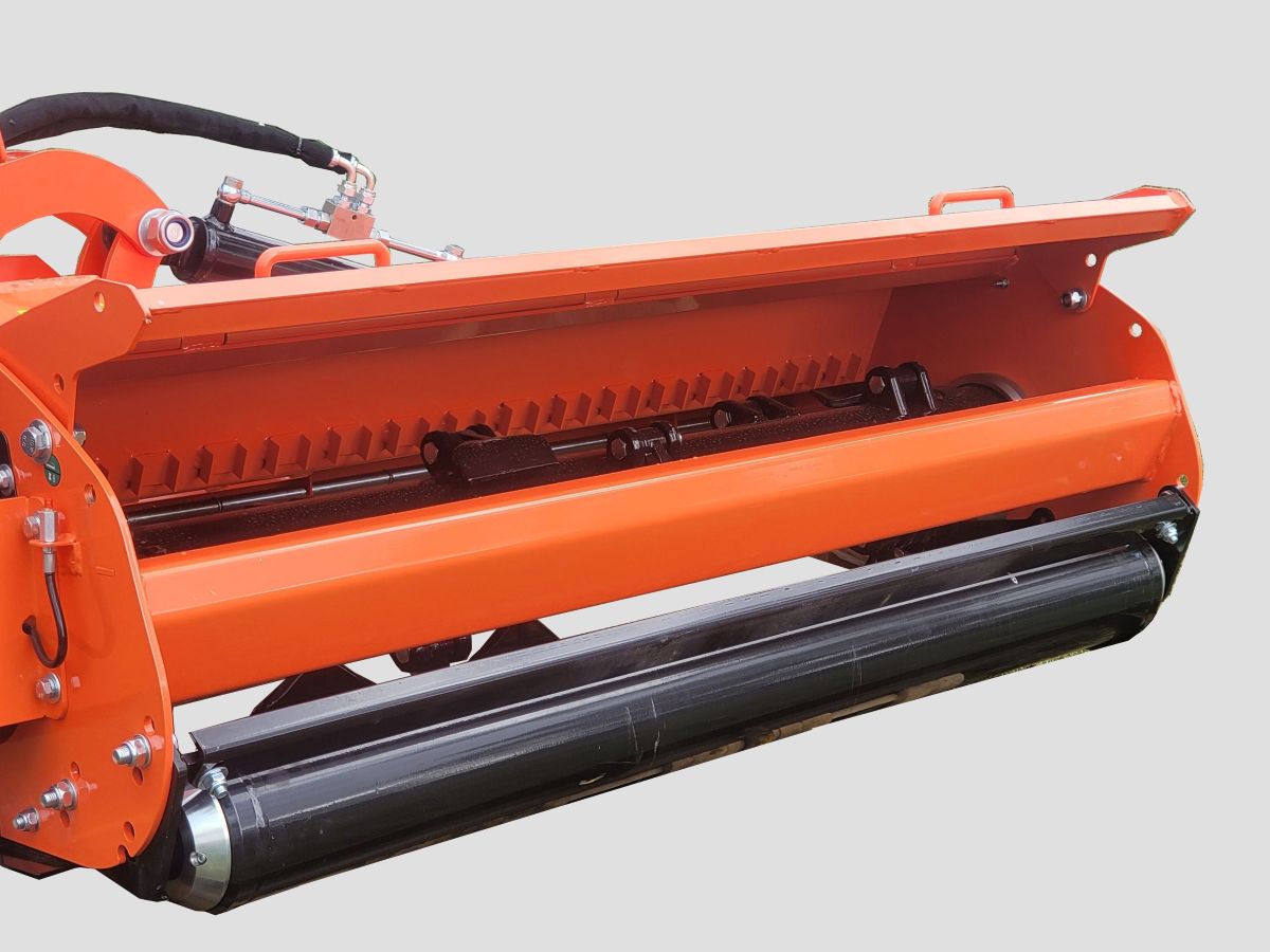 <p>Naprostou konstrukční nutností je <strong>zadní otvíratelný kryt.</strong> Při jeho otevření se podtatně snižují nároky na výkon traktoru, zvyšuje se pracovní rychlost. S otevřeným krytem lze mulčovat i značně přerostlé, husté a vlhké porosty.</p>
<p>Uvnitře mulčovací vany je hřeben<strong> protiostří</strong>, který zvyšuje účinnost mulčování.</p>