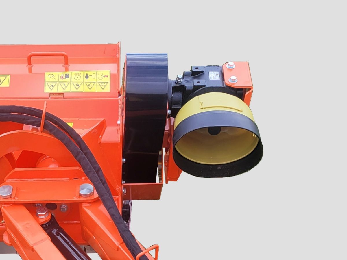 <p><strong>Převodovka i integrovanou volnoběžkou</strong> je umístěna mimo tělo mulčovače.</p>
<p>Tato konstrukce umožnuje boční vychýlení mulčovače do polohy mimo pravé, zadní kola i u traktorů s celkovou šířkou cca 210 cm.</p>