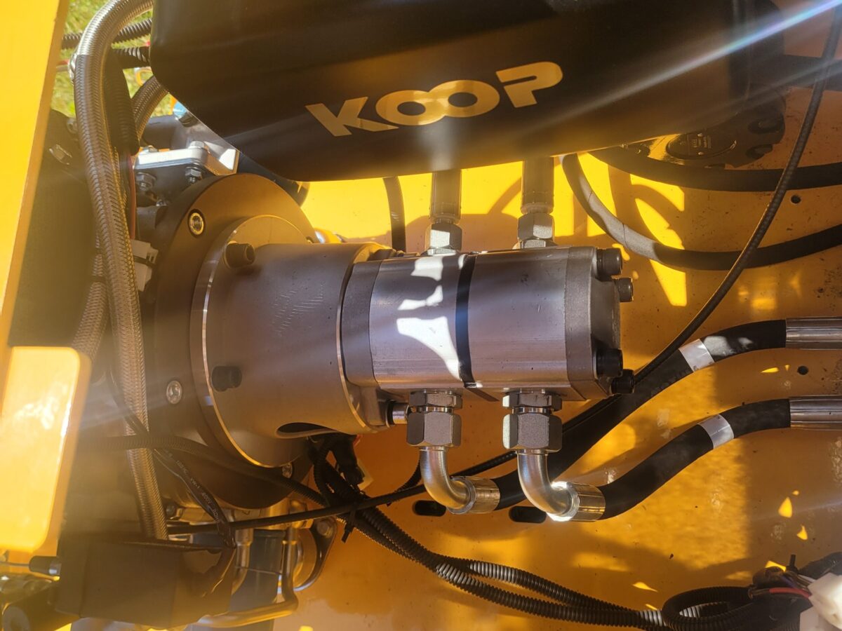 <p>Ny vývodové hřídeli motoru jsou přes anti-vibrační spojku nasazena <strong>dvě hydraulická čerpadla </strong>pro pohon hydromotorů a pro ovládání hydraulických pístnic a přídavných adaptérů.</p>