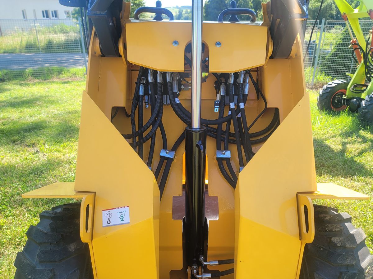<p><strong>Tři ovládací hydraulické rozvaděče</strong> jsou umístěny pod ovládací plochou. Ovládací páky jsou přímo na rozvaděčích.</p>
<p>Ovládání je jemné, naprosto plynulé. Obsluha si ovládání smykové nakladače obvykle osvojí během několika minut.</p>
