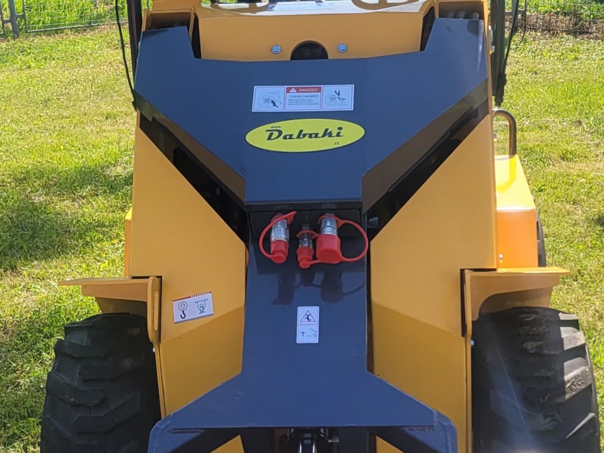 <p>Na hlavním, zvedacím rameni jsou dvě rychlospojky pro<strong> přídavný hydraulický okruh</strong> + jedna rychlospojky pro volný průtok vrácení oleje do nádrže.</p>
<p>Okruh slouží pro pohon a ovládání přídavných adaptérů.</p>
