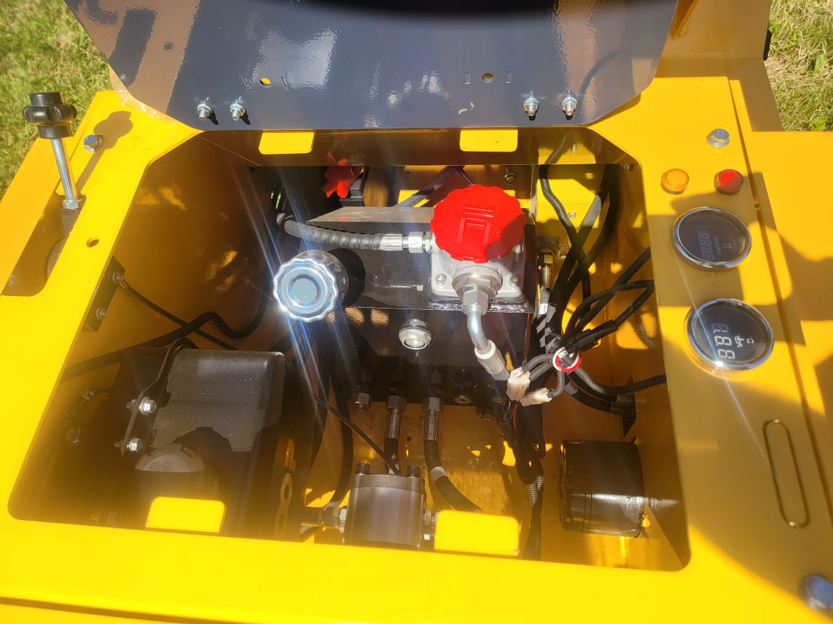 <p>V prostoru pod sedačkou obsluhy je <strong>nádrž hydraulického oleje</strong> s integrovaným <strong>filtrem</strong> hydraulického oleje.</p>
<p>Z boku nádrže je <strong>kontrolní okno</strong> pro sledování hladiny hydraulického oleje.</p>