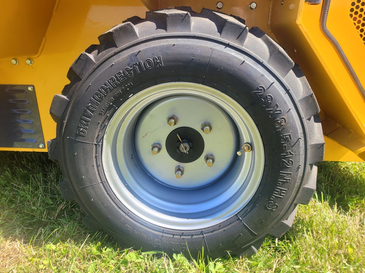 <p>Kolová verze smykových nakladačů Dabaki HTHY 550 je vybavena <strong>zátěžovými pneumatikami 23 x 8,5 x 12</strong> s teréním, protiskluzovým vzorkem.</p>